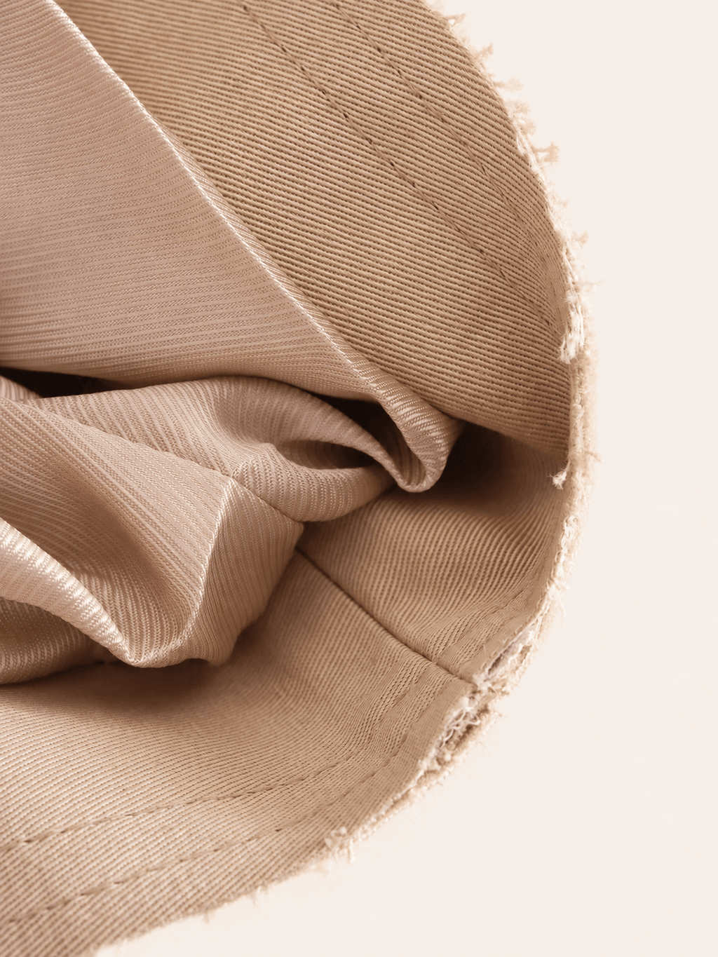 Intérieur de la veste trench camel, doublure fluide et coutures visibles