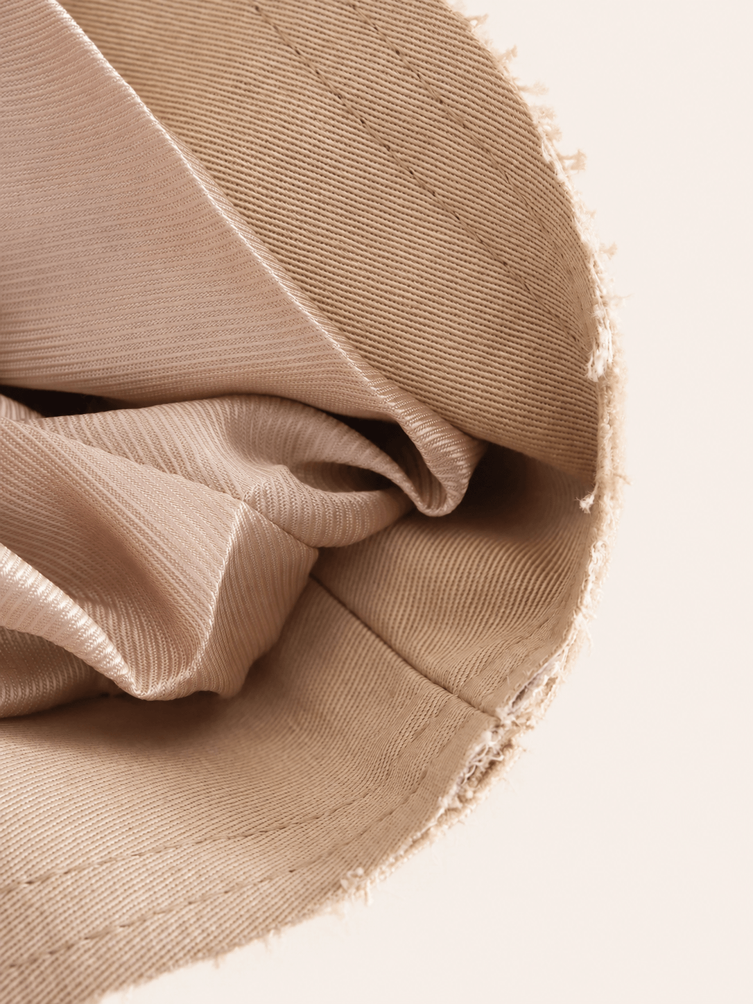 Intérieur de la veste trench camel, doublure fluide et coutures visibles